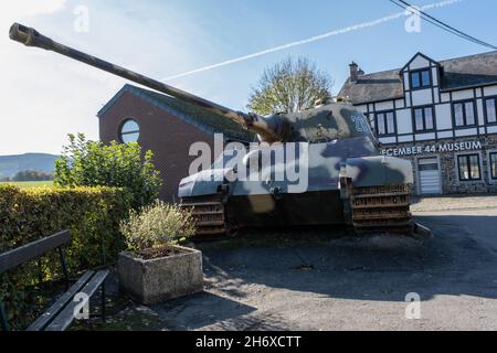 Stoumont, Belgien - 29. Oktober 2021. Dieser deutsche Tiger II Tank (Panzer VI B-Typ oder King Tiger) wurde von Peipers 1st SS Panzer Regiment links, wenn es h Stockfoto