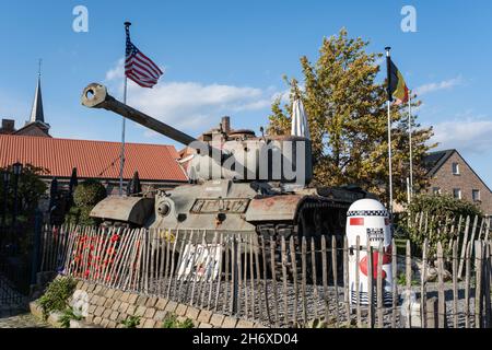 Gingelom, Belgien - 29. Oktober 2021. Ein Sherman M4A4 Tank vor dem Winter 1944 Museum in Borlo. Provinz Limburg. Selektiver Fokus Stockfoto