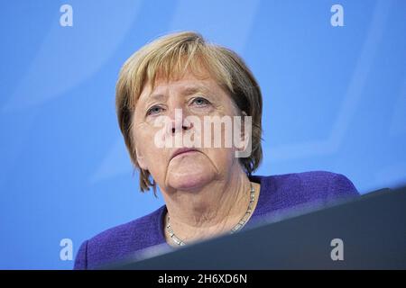 Berlin, Deutschland. November 2021. Die amtierende Kanzlerin Angela Merkel nimmt an einer Pressekonferenz im Bundeskanzleramt Teil, nachdem die Kanzlerin eine Videokonferenz mit den Ministerpräsidenten durchgeführt hatte. Quelle: Michael Kappeler/dpa POOL/dpa/Alamy Live News Stockfoto