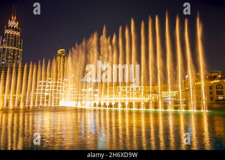 DUBAI, VAE - 3. MÄRZ 2020: Dubais abendliche Springbrunnenshow ist eine weltberühmte Aufführung, die Touristen auf der ganzen Welt anzieht, am 3. März in Dubai Stockfoto