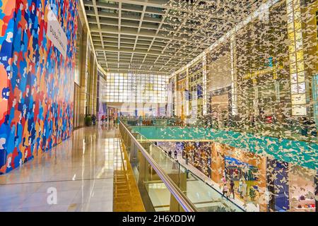 DUBAI, VAE - 3. MÄRZ 2020: Die Fashion Avenue der Dubai Mall mit unzähligen Geschäften und Luxusboutiquen ist der Ort, an dem jeder etwas finden kann Stockfoto