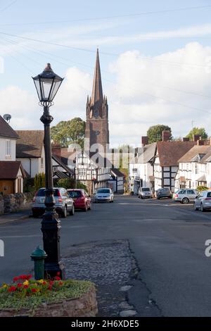 Blick entlang der Broad Street in Richtung Church of St Peter and St Paul, Weobley, Herefordshire Stockfoto