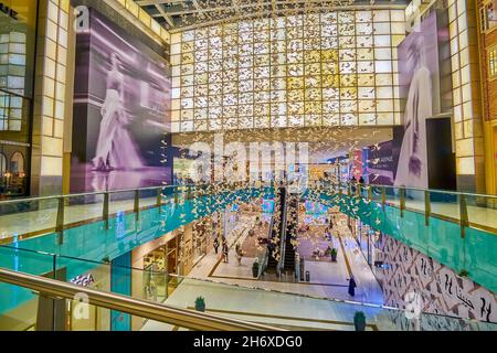 DUBAI, VAE - 3. MÄRZ 2020: Spaziergang in der Dubai Mall, dem größten Einkaufszentrum der Welt, am 3. März in Dubai Stockfoto