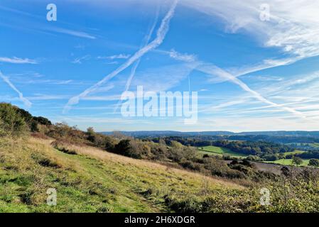 Flugzeuge kontrainern Muster am blauen Himmel über den Surrey Hills bei Newlands Corner in der Nähe von Guildford England Stockfoto