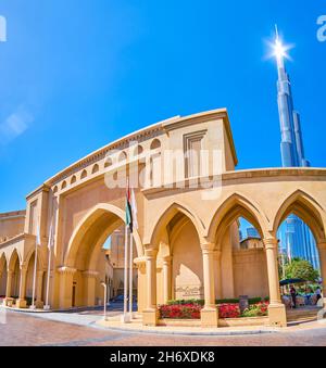 DUBAI, VAE - 3. MÄRZ 2020: Das riesige Arhed Gate zum Palace Quarter des Old Town Island Complex, am 3. März in Dubai Stockfoto