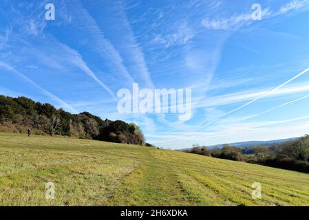 Flugzeuge kontrainern Muster am blauen Himmel über den Surrey Hills bei Newlands Corner in der Nähe von Guildford England Stockfoto