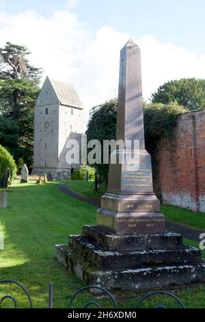 Kriegsdenkmal auf dem Gelände der St James' Church, Kinnersley, Herefordshire Stockfoto