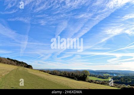 Flugzeuge kontrainern Muster am blauen Himmel über den Surrey Hills bei Newlands Corner in der Nähe von Guildford England Stockfoto