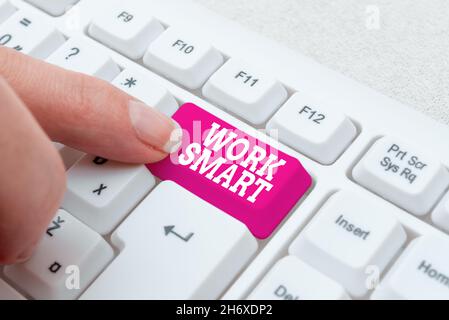 Schild mit Anzeige von Work Smart. Konzeptionelle Foto herauszufinden, um Ziele auf die effizienteste Weise zu erreichen Erstellen von New Word Processing Program Stockfoto