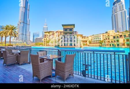 Das angenehme Abendessen am Ufer des Burj Khalifa Sees mit Blick auf den berühmten Burj Khalifa Turm und den Old Town Island Komplex im arabischen Stil, Dubai Stockfoto