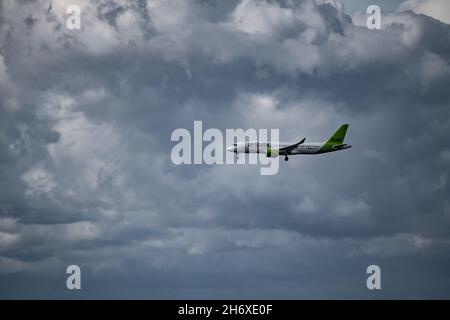 Das Flugzeug landete fast auf der Startbahn. Motorhitze hinter dem Flugzeug. Stockfoto