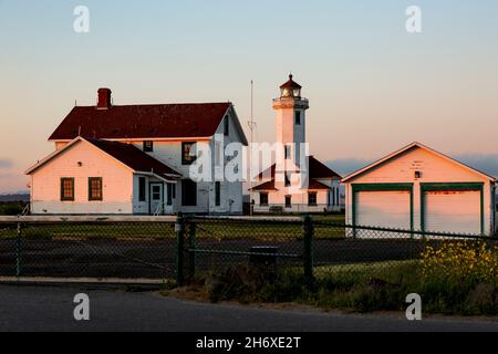 WA19800-00...WASHINGTON - das letzte Sonnenlicht, wenn die Sonne über dem Point Wilson Lighthouse im Fort worden State Park untergeht. Stockfoto