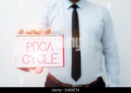 Textüberschrift mit Darstellung des PDCA-Zyklus. Wort über die Verwendung geschrieben, um die Prozesse und Produkte zu kontrollieren und weiter zu verbessern, die neue Pläne und Ideen präsentieren Stockfoto