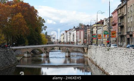 Die Lateinbrücke (Latinska ćuprija/Principov Most/Princips Brücke, Sarajevo Bosnien und Herzegowina), auf der Gavrilo Princip Franz Ferdinan schoss und tötete Stockfoto