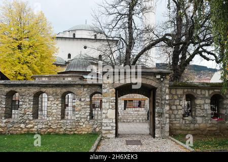 Gazi-Husrev-Beg-Moschee von der Gazi-Husrev-Beg-Bibliothek im Herbst gesehen (Baščaršija, Sarajevo, Bosnien und Herzegowina) Stockfoto