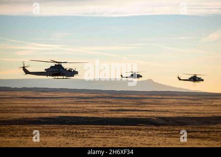 Lamar, Colorado, USA. November 2021. Ein AH-1Z Viper-Hubschrauber und zwei UH-1Y Venom-Hubschrauber, die dem Marine Light Attack Helicopter Squadron (HMLA) 269 zugewiesen wurden, fliegen über Lamar, Colorado, 12. November 2021. Marineinfanteristen mit HMLA-269 trainierten in einer kalten, hochgelegenen Umgebung, um die Leistungsfähigkeit bei Expeditionary Advanced Basing Operations (EABO) zu steigern. HMLA-269 ist eine untergeordnete Einheit des 2nd Marine Aircraft Wing, des Luftkampfelements der II Marine Expeditionary Force. Quelle: U.S. Marines/ZUMA Press Wire Service/ZUMAPRESS.com/Alamy Live News Stockfoto