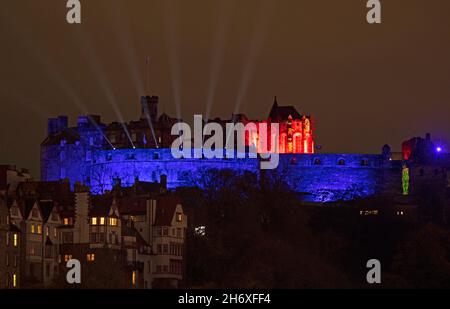 Bunte Beleuchtung von der Edinburgh Castle of Light Veranstaltung, Schottland, Großbritannien. November 2021. Schalten Sie die Veranstaltung Edinburgh Castle of Light: Hidden Treasures ein, die morgen offiziell für die Öffentlichkeit geöffnet wird. Im Bild: Die Lichtstrahlen von der Princes Street aus. Der Schalter wurde von Paul Sweeny aus der Gegend von Portobello ausgeführt, er war der Gewinner des Wettbewerbs „Castle of Light Wee Treasure“! Dies ist auf die Arbeit zurückzuführen, mit der er sich innerhalb der Gemeinde Portobello und der Umgebung beschäftigt. Quelle: Arch White/Alamy Live News Stockfoto