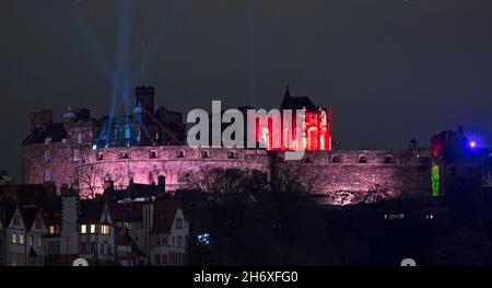 Bunte Beleuchtung von der Edinburgh Castle of Light Veranstaltung, Schottland, Großbritannien. November 2021. Schalten Sie die Veranstaltung Edinburgh Castle of Light: Hidden Treasures ein, die morgen offiziell für die Öffentlichkeit geöffnet wird. Im Bild: Die Lichtstrahlen von der Princes Street aus. Der Schalter wurde von Paul Sweeny aus der Gegend von Portobello ausgeführt, er war der Gewinner des Wettbewerbs „Castle of Light Wee Treasure“! Dies ist auf die Arbeit zurückzuführen, mit der er sich innerhalb der Gemeinde Portobello und der Umgebung beschäftigt. Quelle: Arch White/Alamy Live News Stockfoto