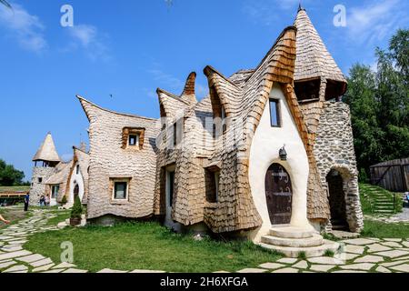 Porumbacu de Sus, Sibiu, Rumänien, 16. Juli 2021: Schloss von Clay aus dem Valey der Fähren (Castelul de Lut Valea Zanelor) in Siebenbürgen (Transilvani Stockfoto