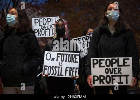 Devestment Day of Action, 16. November 2021. Massachusetts Institute of Technology (mit). Rund 50 Studenten und Lehrkräfte versammelten sich auf den Stufen des mit Walker Memorial Building und marschierten durch den mit-Campus in Cambridge, MA, zum Student Center, um gegen die Ausstattung des mit, in Unternehmen mit fossilen Brennstoffen zu investieren. Stockfoto