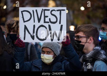 Devestment Day of Action, 16. November 2021. Massachusetts Institute of Technology (mit). Rund 50 Studenten und Lehrkräfte versammelten sich auf den Stufen des mit Walker Memorial Building und marschierten durch den mit-Campus in Cambridge, MA, zum Student Center, um gegen die Ausstattung des mit, in Unternehmen mit fossilen Brennstoffen zu investieren. Stockfoto