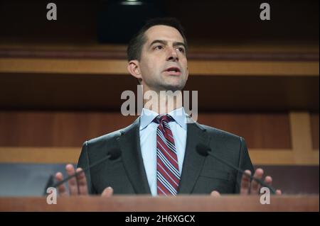 Washington, Usa. November 2021. Senator Tom Cotton, R-AR, hält am Donnerstag, dem 18. November 2021, eine Pressekonferenz ab, in der die Regierung Biden aufgefordert wird, die Olympischen Winterspiele 2022 in Peking aufgrund von Anschuldigungen des Völkermordes in Xinjiang im US-Kapitol in Washington, DC, formell zu boykottieren. Foto von Bonnie Cash/UPI Credit: UPI/Alamy Live News Stockfoto