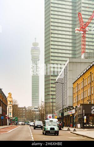 London, Großbritannien; 16th 2011. März: Blick auf eine Straße mit dem BT-Tower im Hintergrund, verschwommen im Nebel. Stockfoto