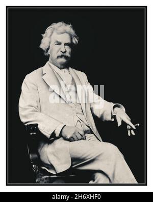 MARK TWAIN Vintage 1900s Archiv Portrait von Mark Twain, dreiviertel lang Portrait, sitzend, leicht nach rechts, mit Zigarre in der Hand] Erstelldatum/Erscheinungsdatum: c1907,1 fotografischer Archivdruck. Stockfoto