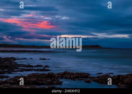 banff verbindet den Strand mit Blick auf Whitehillls Stockfoto