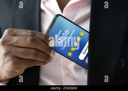 Geschäftsmann, Der Das Online-Umfrageformular Auf Dem Mobiltelefon Ausfüllt Stockfoto