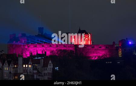 Bunte Beleuchtung von der Edinburgh Castle of Light Veranstaltung, Schottland, Großbritannien. November 2021. Schalten Sie die Veranstaltung Edinburgh Castle of Light: Hidden Treasures ein, die morgen offiziell für die Öffentlichkeit geöffnet wird. Im Bild: Die Lichtstrahlen von der Princes Street aus. Der Schalter wurde von Paul Sweeny aus der Gegend von Portobello ausgeführt, er war der Gewinner des Wettbewerbs „Castle of Light Wee Treasure“! Dies ist auf die Arbeit zurückzuführen, mit der er sich innerhalb der Gemeinde Portobello und der Umgebung beschäftigt. Quelle: Arch White/Alamy Live News Stockfoto