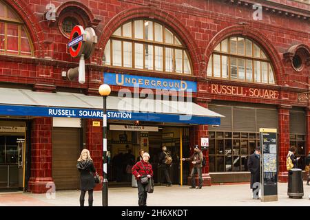 London, Großbritannien; März 16th 2011: Haupteingang der U-Bahnstation Russell Square. Stockfoto