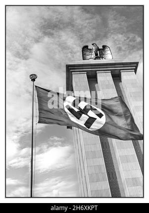 Deutschland 1937 Weltausstellung Paris 1937 den Deutschen Pavillon mit deutschen Adler und Hakenkreuz Flagge auf der Pariser Weltausstellung Frankreich die Exposition Internationale des Arts et Techniken dans la Vie Moderne (internationale Ausstellung von Kunst und Technik im modernen Leben) war vom 25. Mai bis 25. November 1937 in Paris stattfand, Frankreich Albert Speers Pavillon wurde von einem hohen Turm mit den Symbolen des NS-Staates gekrönt: ein Adler und Hakenkreuz gipfelte. Der Pavillon war wie ein Denkmal für "Deutsche Stolz und Leistung konzipiert. Stockfoto