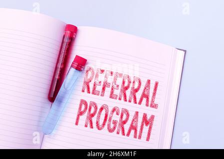 Schreiben mit Text Referral Program. Wort für die interne Rekrutierungsmethode, die von Organisationen verwendet wird, die wichtige medizinische Notizen im Labor schreiben Stockfoto