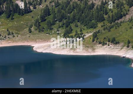 Das Ufer des Lac d'Allos an einem Julinachmittag (Mercantour Park, Alpes-de-Haute-Provence, Frankreich) Stockfoto