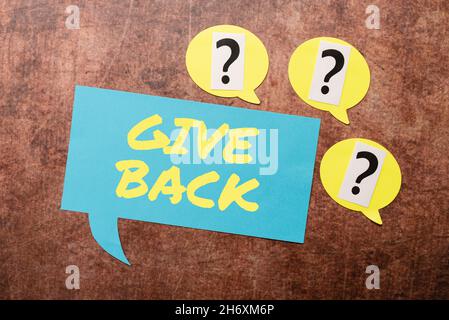 Inspiration mit Schild „Give Back“. Geschäftsidee der Akt, jemandem etwas zu geben, das er besaß oder hatte, bevor er unsichere Gedanken hinterfragte Stockfoto