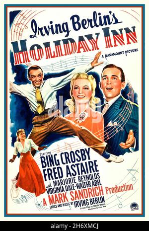 Vintage 1940er Film Poster Holiday Inn ein amerikanischer Musikfilm aus dem Jahr 1942 unter der Regie von Mark Sandrich mit Bing Crosby und Fred Astaire mit Marjorie Reynolds, Virginia Dale und Walter Abel. Mit Musik von Irving Berlin schrieb der Komponist zwölf Lieder speziell für den Film, das bekannteste war 'White Christmas'. Der Film zeigt eine vollständige Wiederverwendung des Songs „Easter Parade“, der von Berlin für die Broadway-Revue von 1933 geschrieben wurde, während Tausende jubeln. Die Choreographie des Films stammt von Danny Dare. Der Film wurde 1943 mit dem Academy Award für den besten Originalsong ausgezeichnet (Irving Berlin für „White Christmas“), Stockfoto