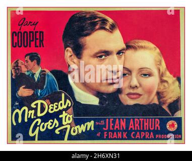 GARY COOPER Vintage 1930s Movie Film Poster Mr. Deeds Goes To Town ein amerikanischer Comedy-Drama-Romantikfilm aus dem Jahr 1936 von Frank Capra mit Gary Cooper und Jean Arthur in ihrer ersten Hauptrolle. Das Drehbuch wurde von Robert Riskin in seiner fünften Zusammenarbeit mit Frank Capra geschrieben. Mit Gary Cooper als Longfellow Deeds Jean Arthur als Louise 'Babe' Bennett/Mary Dawson George Bancroft als MacWade Lionel Stander als Cornelius Cobb Douglass Dumbrille als John Cedar Raymond Walburn als Walter, Der Butler H. B. Warner als Richter May Stockfoto