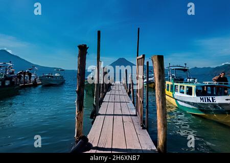 Blick vom Fähranleger des Atitlan-Sees, Panajachel, Guatemala Stockfoto