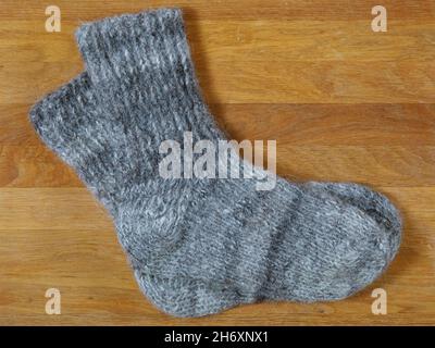 Diese traditionellen, warmen Wintersocken wurden von polnischen Hochlandlern in der Region Podhale, in der Nähe der Stadt Zakopane, hergestellt. Die Wolle, aus der diese Socken hergestellt wurden Stockfoto