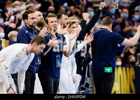 Kiel, Deutschland. November 2021. Handball: Champions League, THW Kiel - Aalborg HB, Gruppenphase, Gruppe A, Matchday 7, Wunderino Arena. Die Kieler Spieler jubeln nach einem Tor. Quelle: Frank Molter/dpa/Alamy Live News Stockfoto