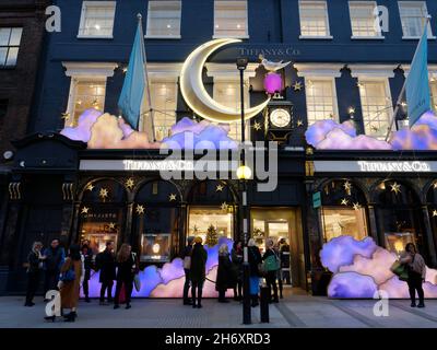 London, Greater London, England, November 13 2021: Tiffany und Co Juweliere feierliche Fassade, während die Menschen in einer Schlange draußen auf der Old Bond Street warten. Stockfoto