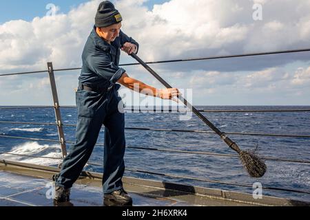 Ostchinesisches Meer. November 2021. Der Sonartechniker Bryan Leyva der 3. Klasse aus Salinas, Kalifornien, führt eine Frischwasserspülung auf der USS Dewey (DDG 105) der Arleigh Burke-Klasse durch. Dewey wird Commander, Task Force (CTF) 71/Destroyer Squadron (DESRON) 15, der größten vorwärtseingesetzten DESRON der Marine und der wichtigsten Surface Force der 7. US-Flotte, zugewiesen. Quelle: U.S. Navy/ZUMA Press Wire Service/ZUMAPRESS.com/Alamy Live News Stockfoto