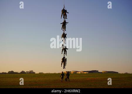 Fort Campbell, Kentucky, USA. November 2021. Zehn Soldaten, darunter Pvt. Die 2nd Class-Spezialistin für Kochkunst der US-Armee (92 G) in der 101st Airborne Division (Air Assault) aus Fort Wayne, Indiana, hebt sich mit einem Seil, das an einem UH-60 Blackhawk während SPIONEN befestigt ist, während des Trainings von der Erde ab. SPIONE sind eine Taktik für Luftangriffe, die zum Einfügen oder Extrahieren von Soldaten in Gebieten verwendet wird, in denen keine Hubschrauberlandezone eingerichtet werden kann. Ausbilder der Sabalauski Air Assault School und Piloten der 101. Combat Aviation Brigade stellten SPIONE zur Verfügung Stockfoto