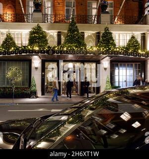 London, Greater London, England, November 13 2021: Claridges Luxus 5-Sterne-Hotel Weihnachtsfassade mit Lichtern in einer Autoscheibe reflektiert. Stockfoto