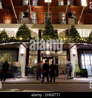 London, Greater London, England, November 13 2021: Türsteher vor Claridges Luxus-5-Sterne-Hotel mit Weihnachtsvorführungen. Stockfoto