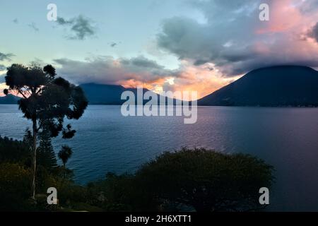 Sonnenuntergang über dem Lake Atitlan, Guatemala Stockfoto