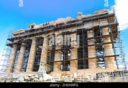 Arbeiter hoch oben auf Gerüsten für Restaurierungsarbeiten am antiken Parthenon auf der Akropolis in Athen Griechenland 1 - 3 - 2018 Stockfoto