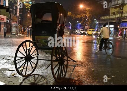 Kolkatas Rickshaw-Abzieher. Die dichte Metropole gehört zu den einzigen Orten in Indien – und zu den wenigen, die auf der Welt noch übrig sind – wo noch immer Flotten von handgezogenen Rikschas auf den Straßen unterwegs sind. Kalkutta, Indien. Stockfoto