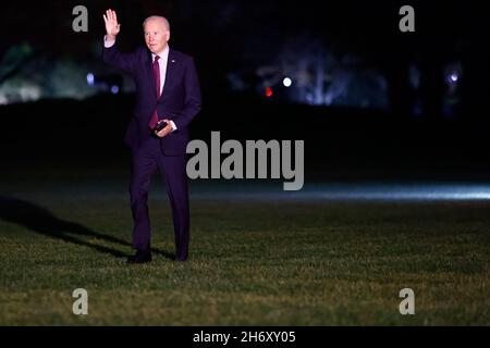 Washington, DC, USA. November 2021. US-Präsident Joe Biden geht auf dem South Lawn des Weißen Hauses, nachdem er am Mittwoch, den 17. November, in Washington, DC, USA, auf dem Marine One angekommen ist. 2021. Biden besuchte das Werk von General Motors Co. Detroit, das die nächste Generation batteriebetriebener Hummer-Fahrzeuge abbauen soll. Quelle: Ting Shen/Pool via CNP/dpa/Alamy Live News Stockfoto